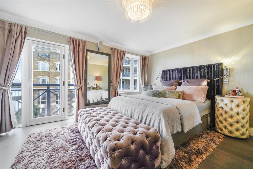 Property photo 3 of 32 Sandringham Court