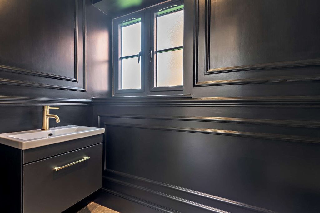 Property photo 3 of 14 Cloakroom