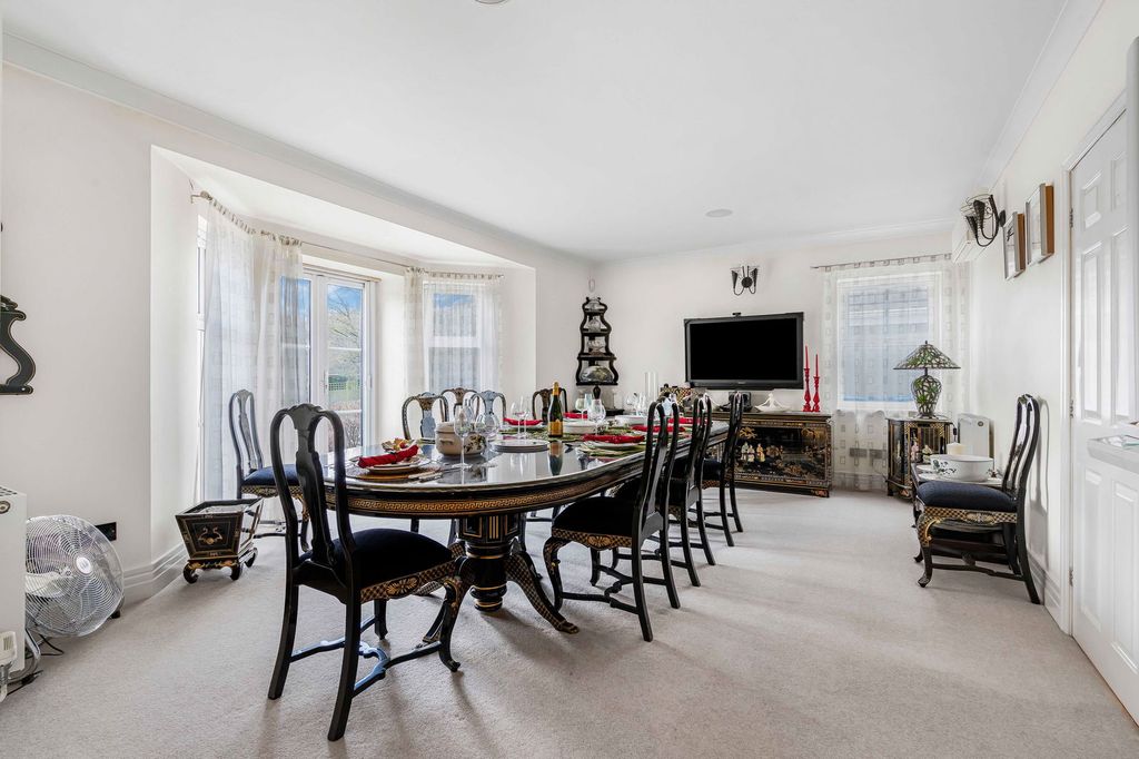 Property photo 2 of 37