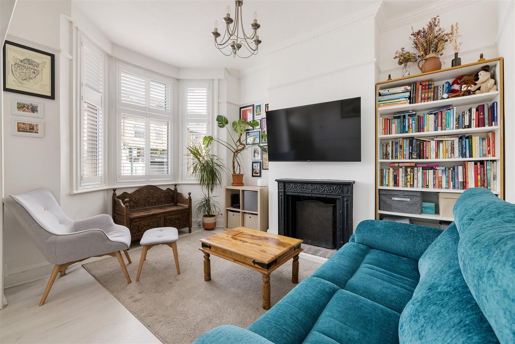 Property photo 2 of 23 George Lane, E18