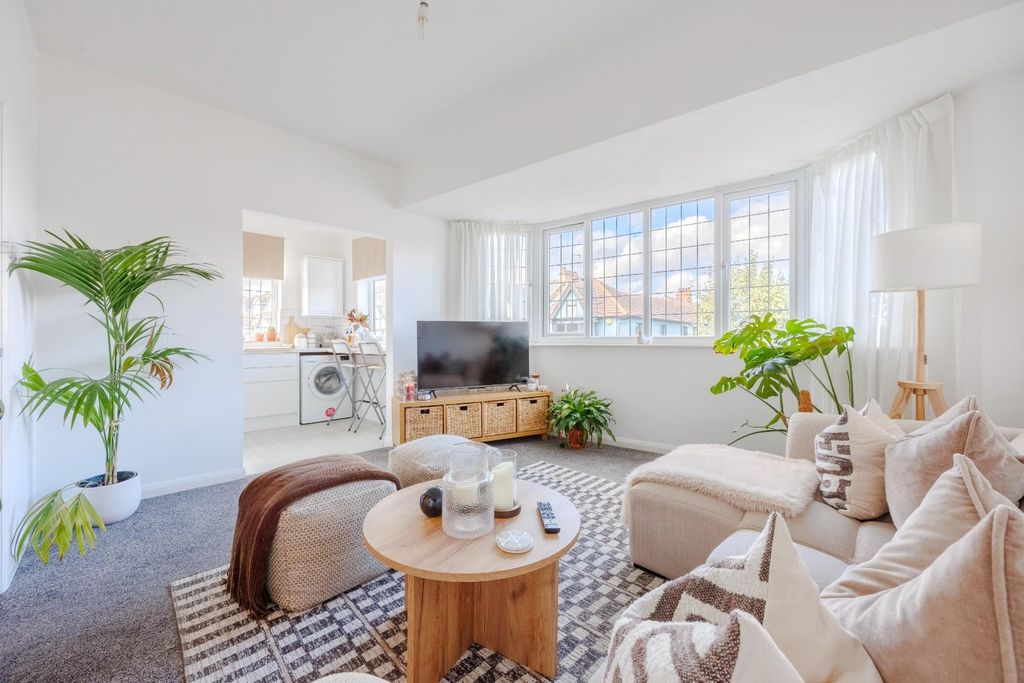 Property photo 2 of 14 Lounge