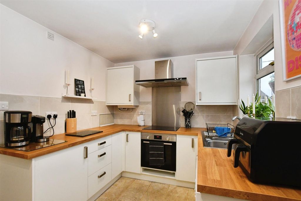 Property photo 2 of 13 Fitted Kitchen