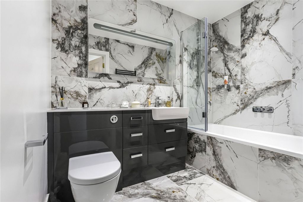 Property photo 3 of 23 Bathroom