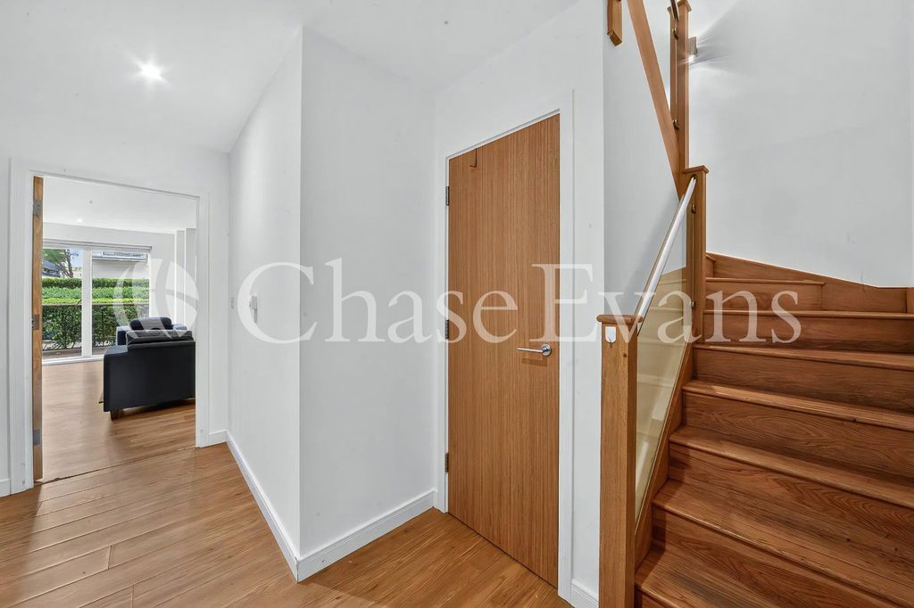 Property photo 3 of 14 Hallway