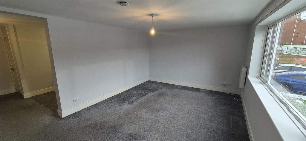 Property photo 3 of 8 Lounge