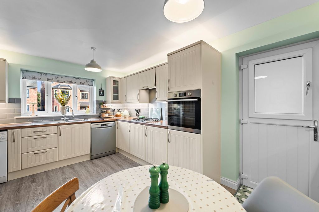 Property photo 2 of 33