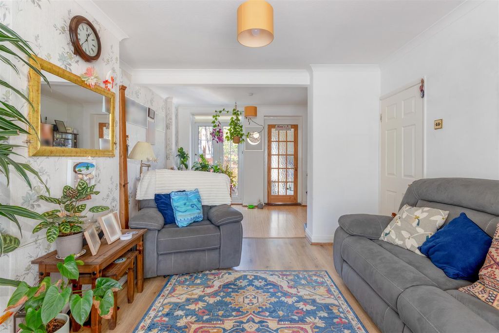 Property photo 3 of 11 Canterbury Road