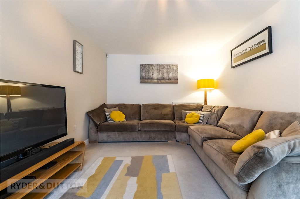 Property photo 3 of 26 Lounge