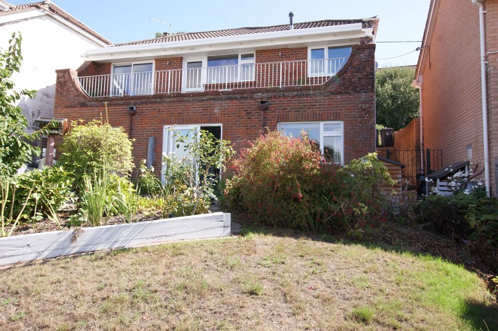 Property photo 2 of 17 Picture No. 23