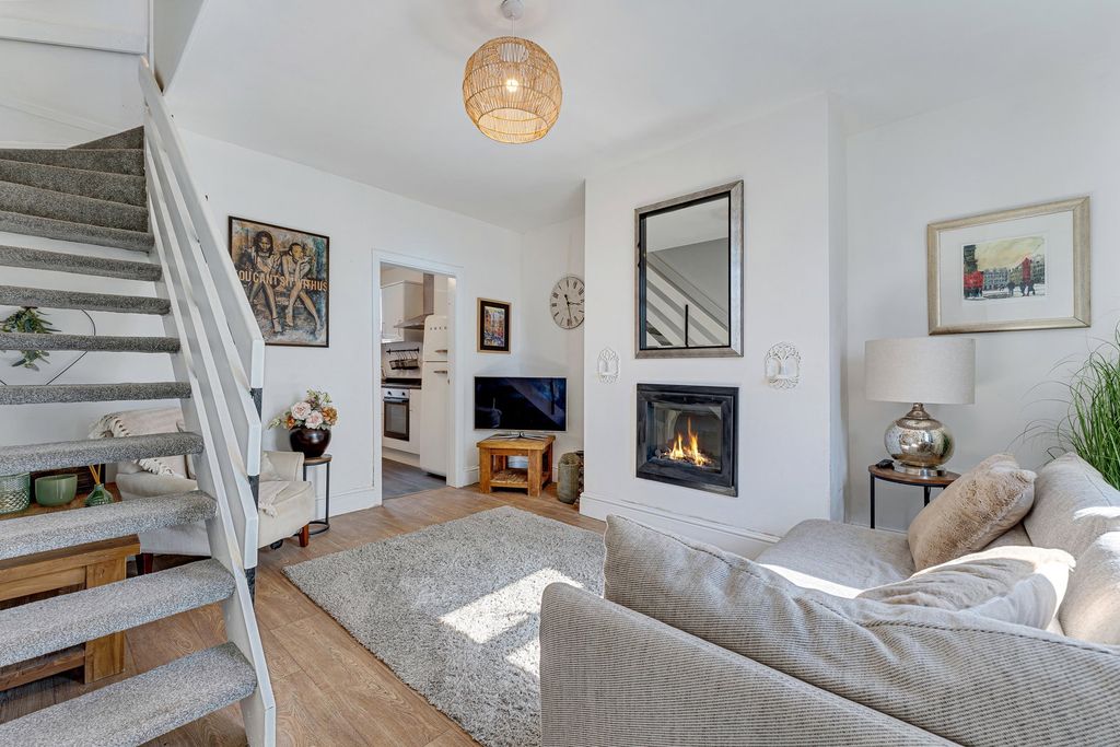 Property photo 3 of 27