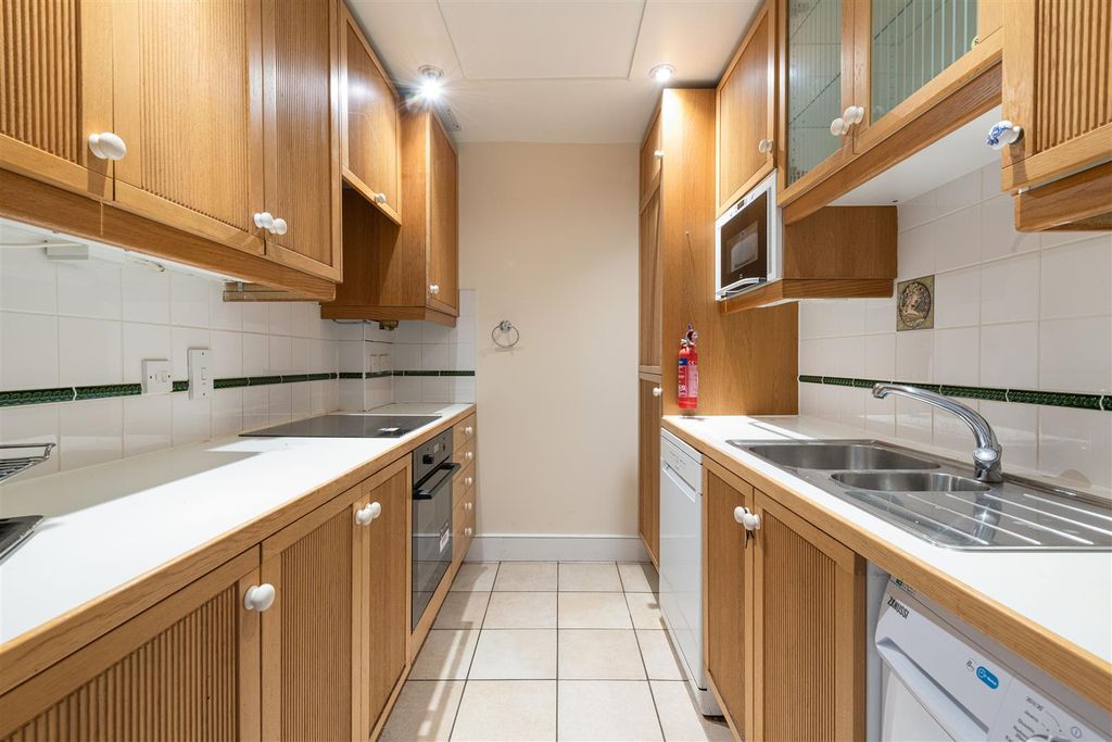Property photo 3 of 9 42C Keswick Rd Kit.Jpg