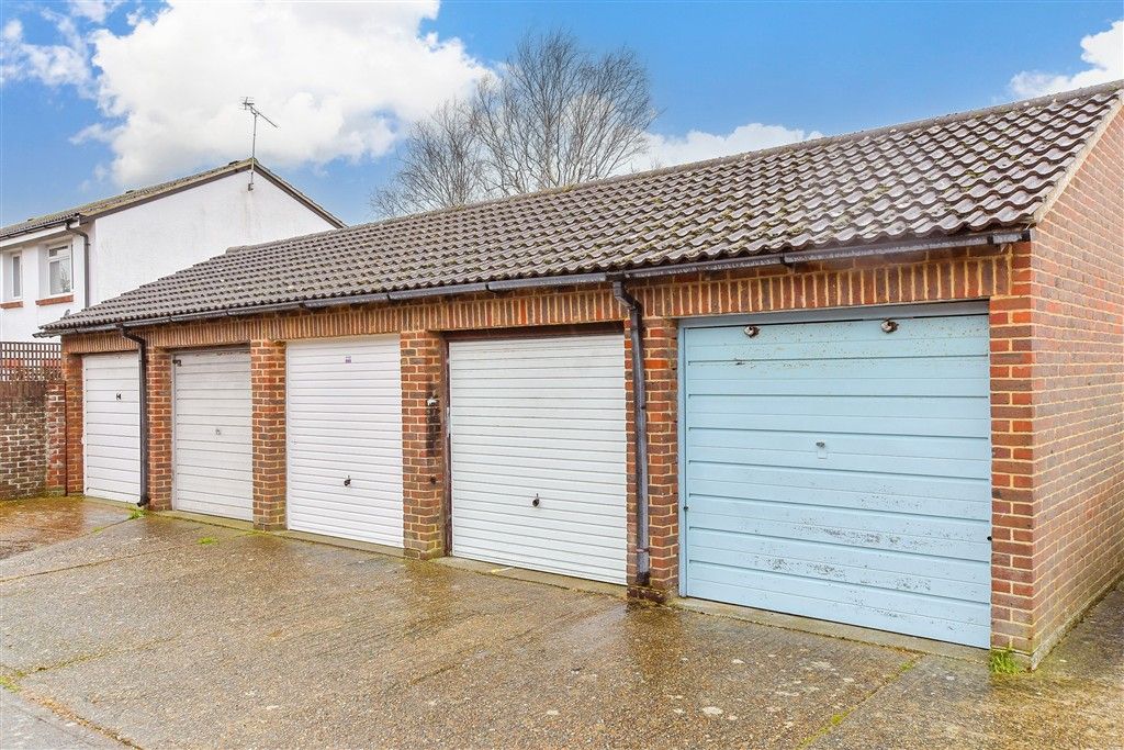 Property photo 3 of 8 Garage