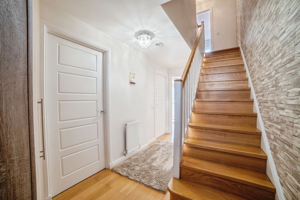 Property photo 3 of 15 Entrance Hall