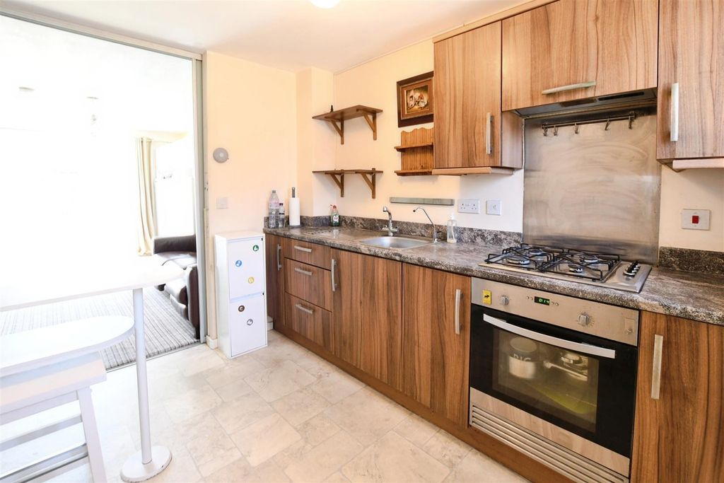 Property photo 2 of 14 Fitted Kitchen