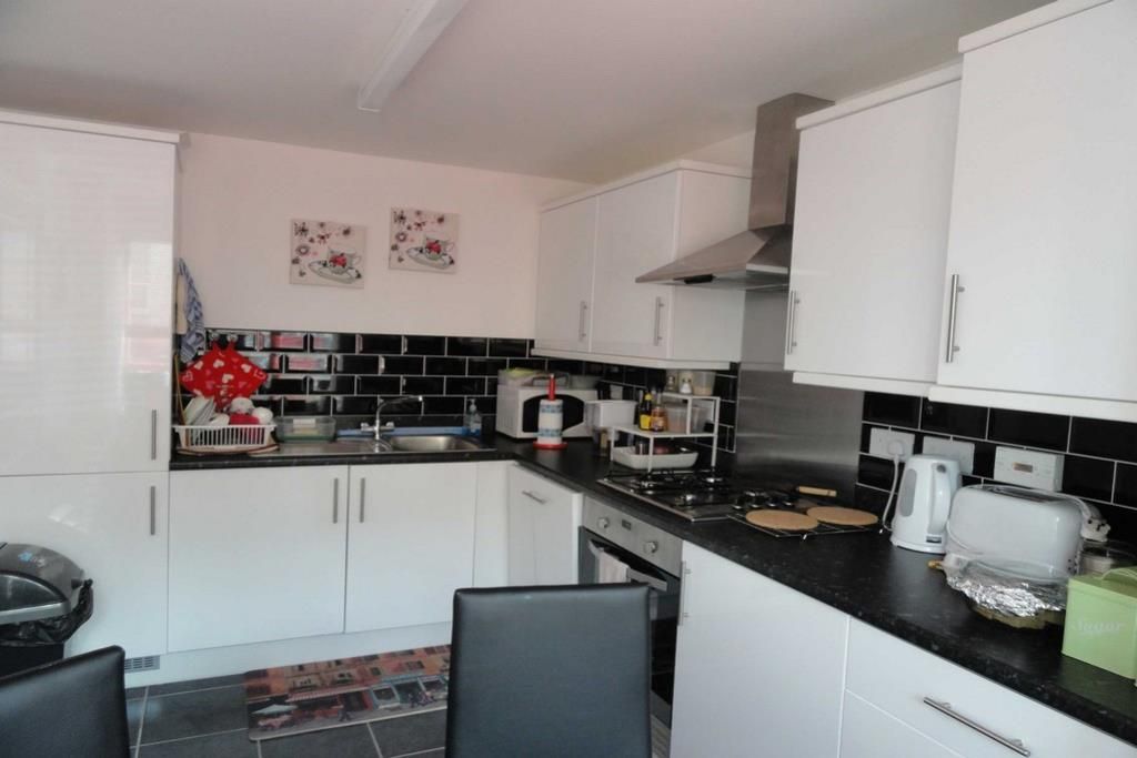 Property photo 3 of 14 Kitchen