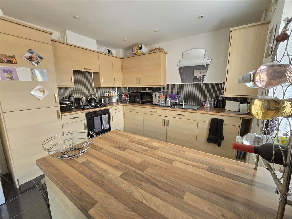 Property photo 3 of 21 Kitchen Area