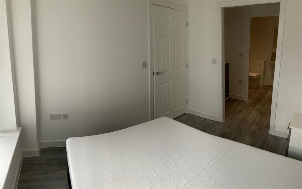 Property photo 2 of 11 Bright, Neutral Double Bedroom With Modern Floors...