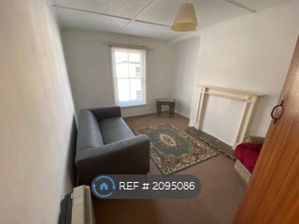 Property photo 3 of 6 Lounge