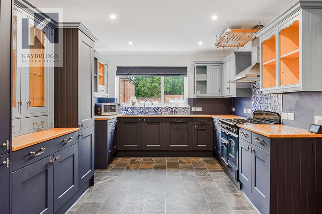 Property photo 2 of 20 Bourne Way, Epsom