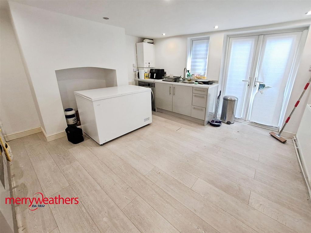 Property photo 2 of 8 Kitchen