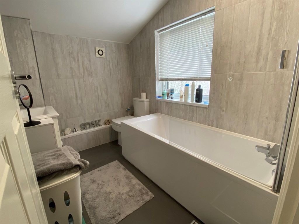 Property photo 3 of 9 Bathroom