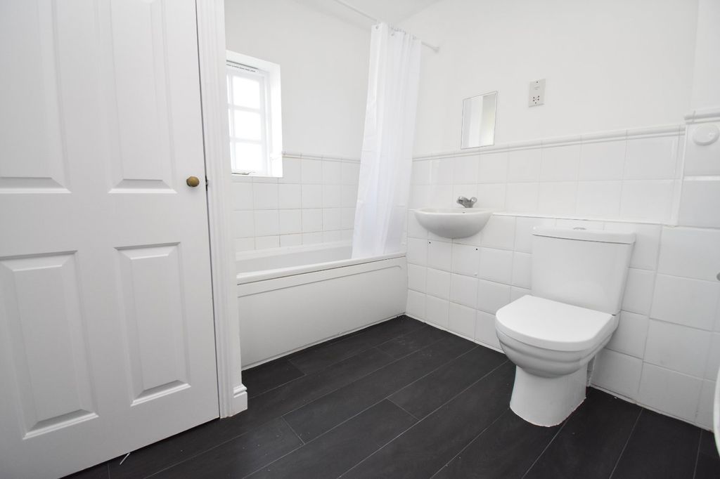 Property photo 3 of 15 Bathroom