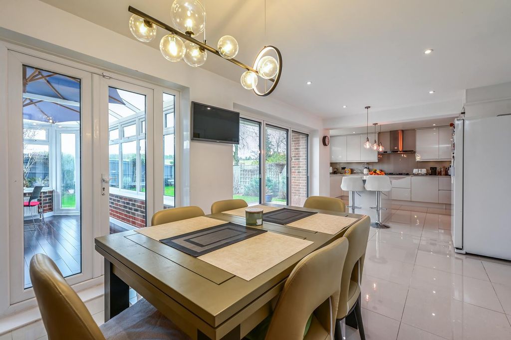 Property photo 3 of 28 Forum Close