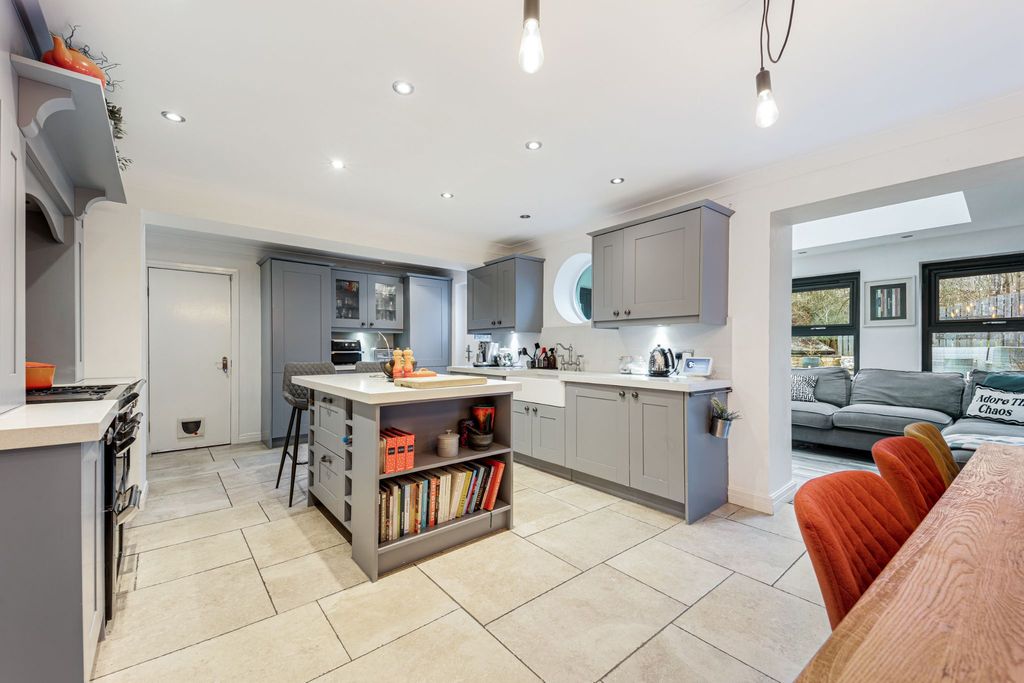 Property photo 3 of 39 Photograph 6