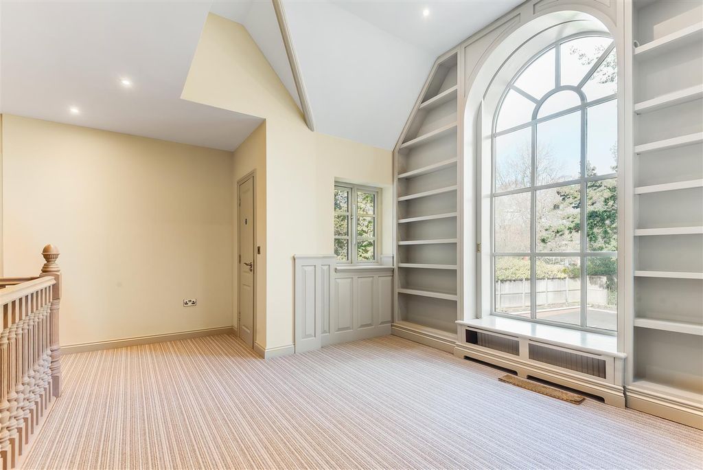 Property photo 3 of 17 First Floor Communal Landing