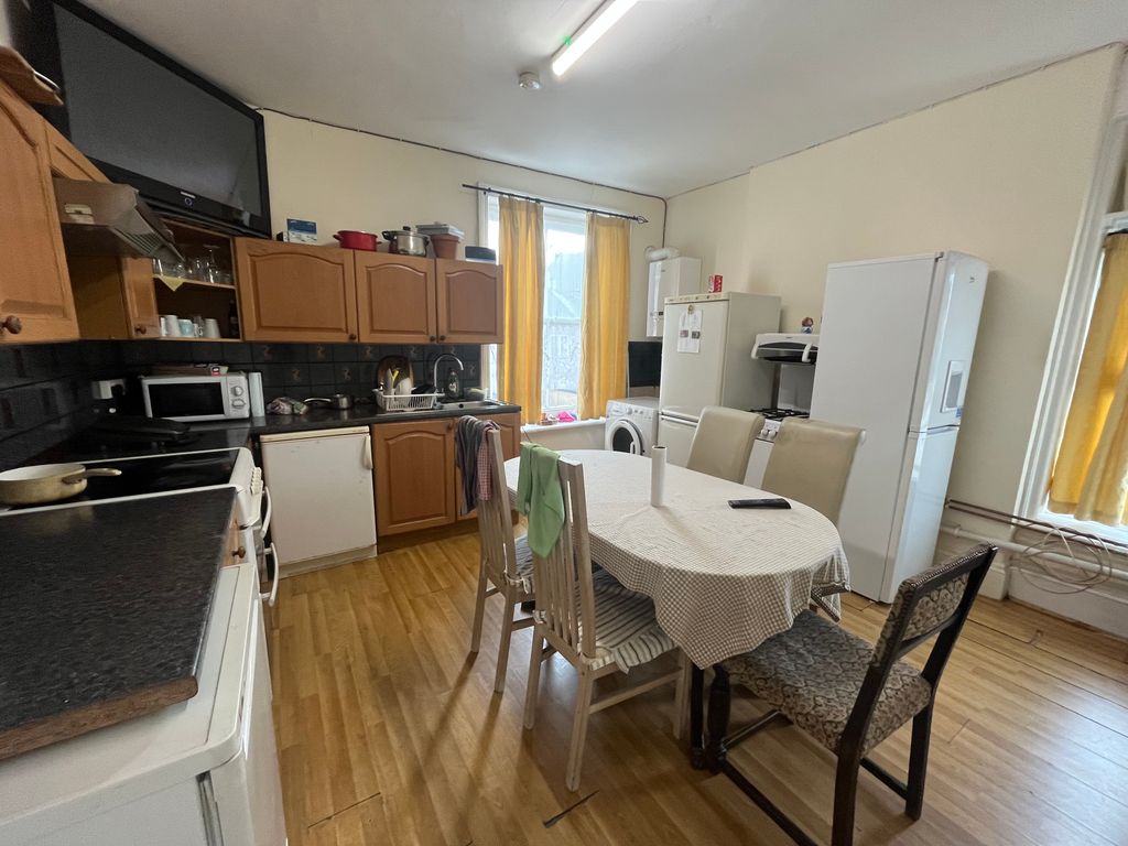 Property photo 3 of 5 Kitchen