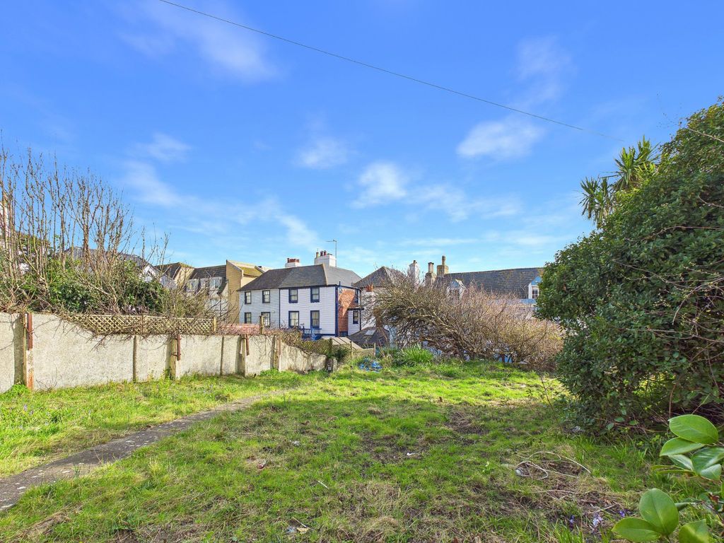 Property photo 2 of 28 Front Garden