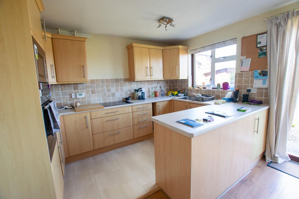 Property photo 2 of 10 Kitchen