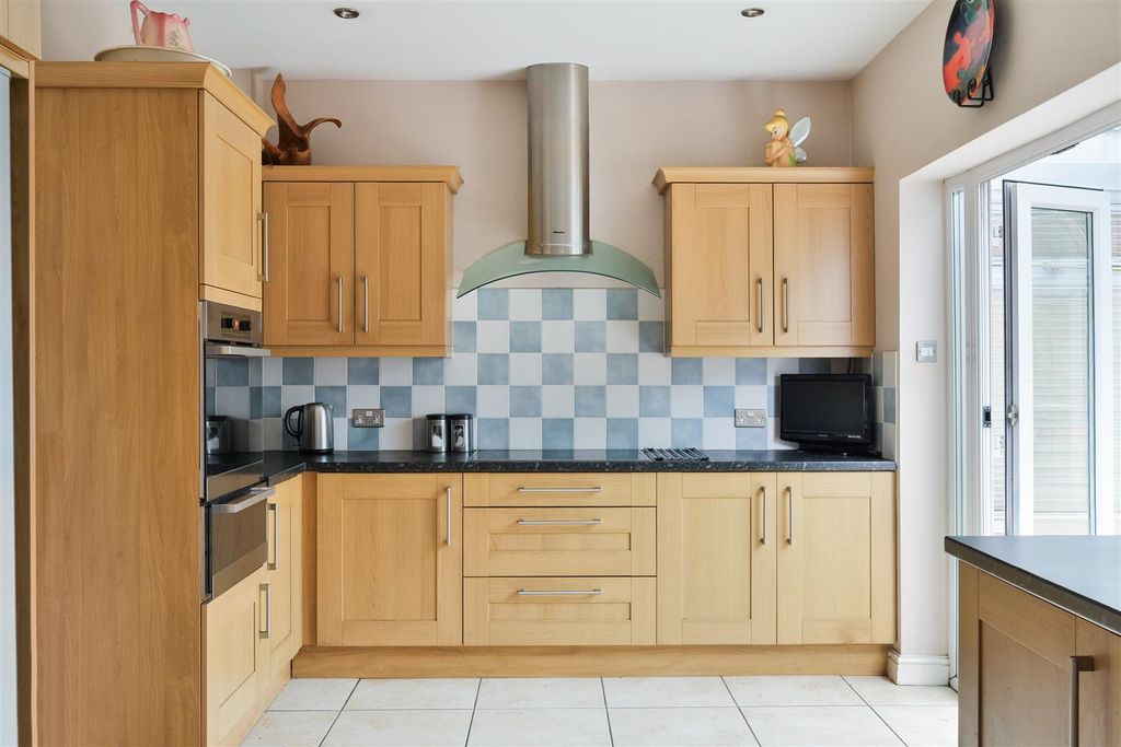 Property photo 3 of 30 Ashurst Road, 24  (26).Jpg