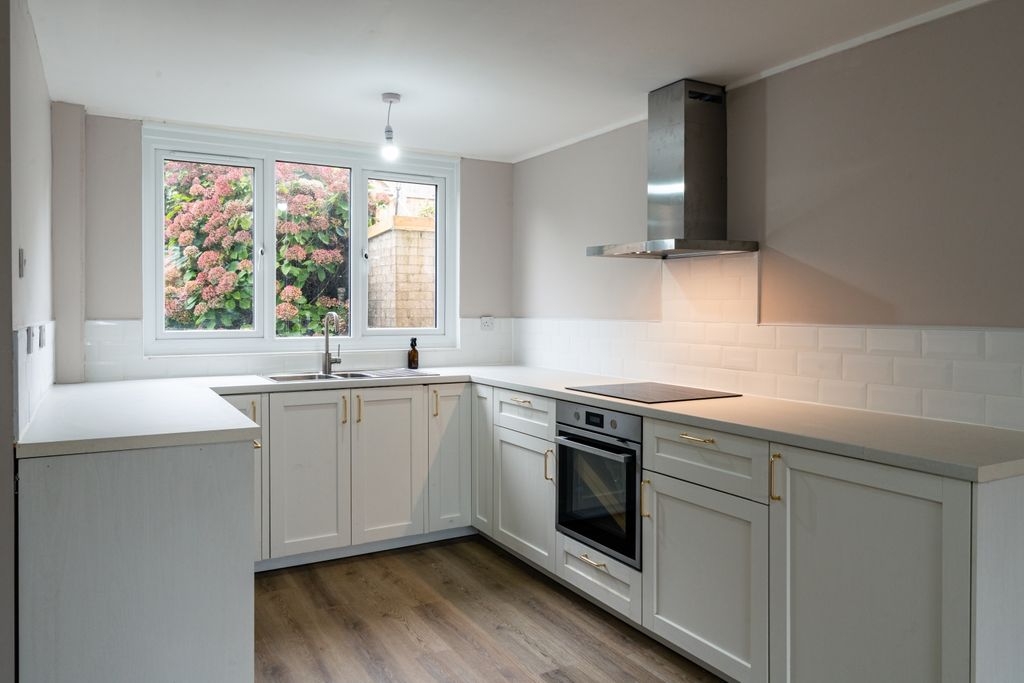 Property photo 2 of 25 Keene Ave-16