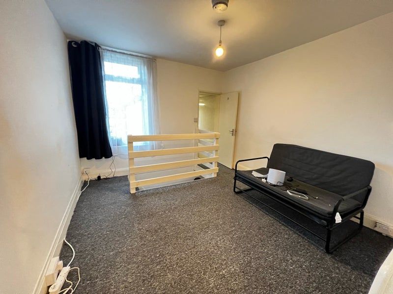 Property photo 3 of 6 Reception