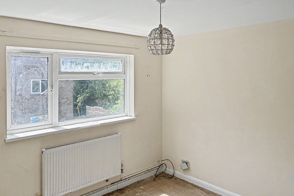Property photo 3 of 11 90 Merrylands, Laindon, Basildon, Essex, Ss15 6Rg
