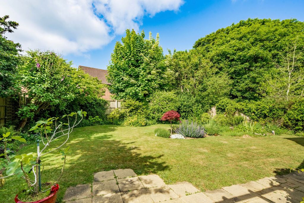 Property photo 2 of 28