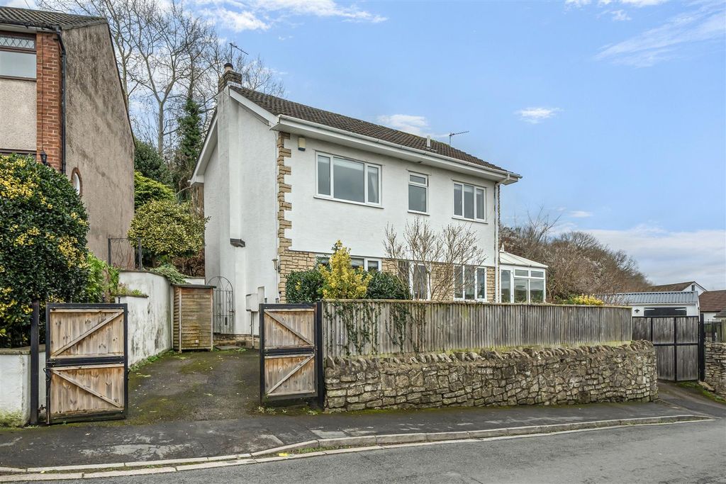 Property photo 1 of 21 Front Garden