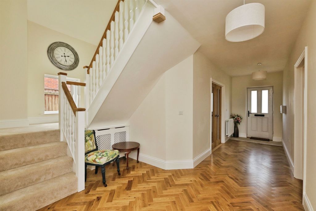 Property photo 2 of 23 Entrance Hall