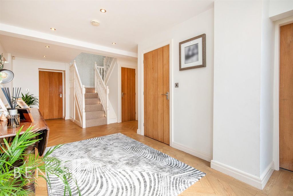 Property photo 2 of 31 Entrance Hall