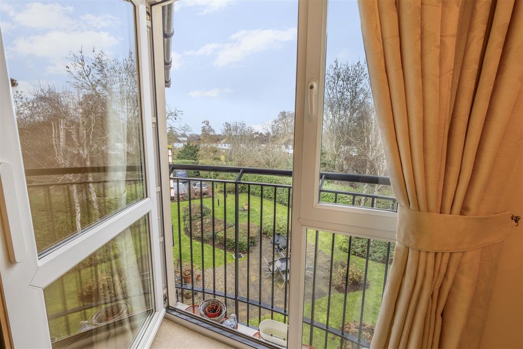 Property photo 3 of 14 Calverley Court 33-015.Jpg