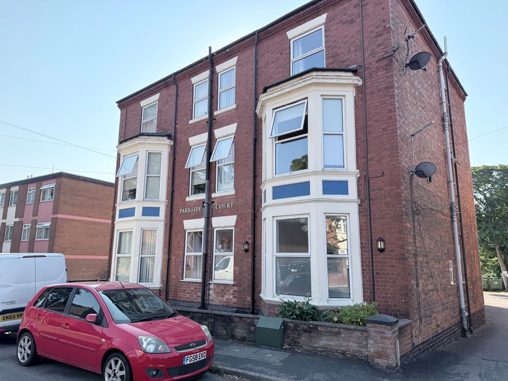 Property photo 1 of 8 Parkside Court, Hinckley