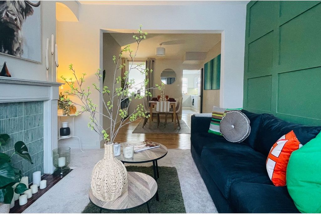 Property photo 1 of 17 Living Room