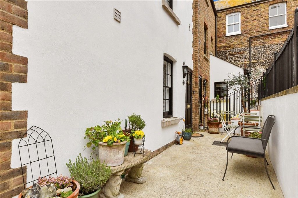 Property photo 2 of 10 Side Garden