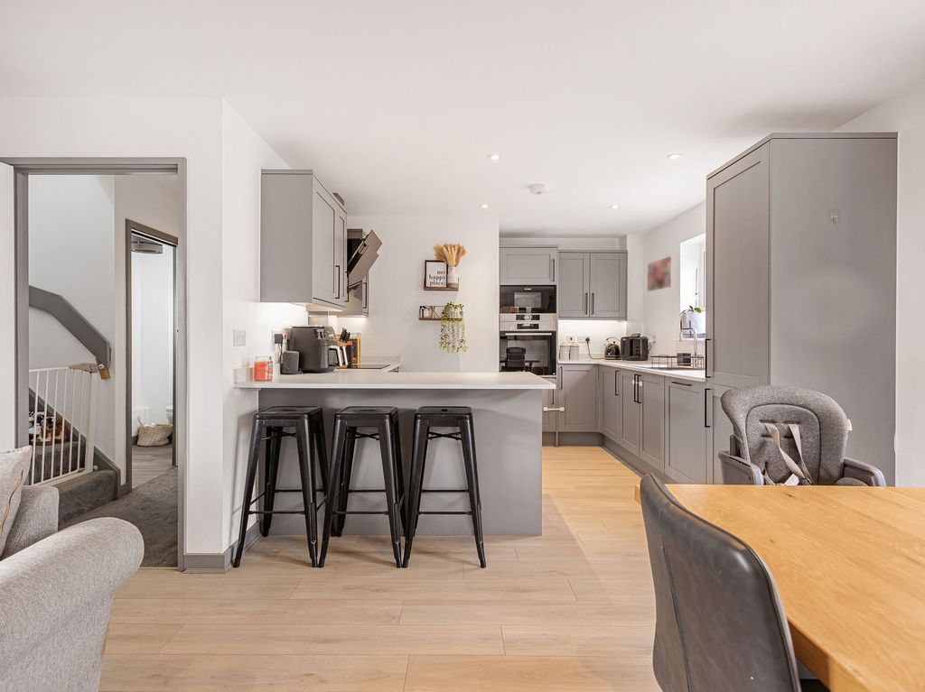 Property photo 3 of 32