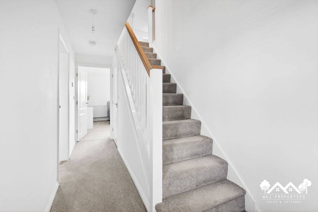 Property photo 2 of 40