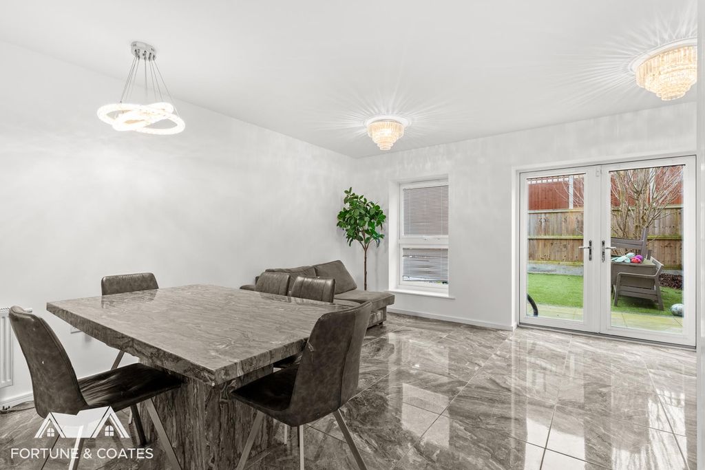 Property photo 3 of 18 Icenisquare_4.Jpg