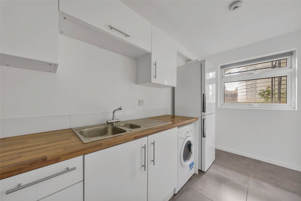 Property photo 3 of 10 Kitchen