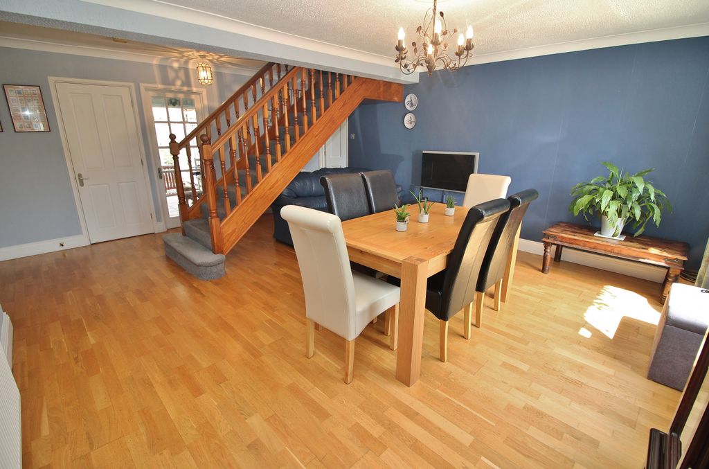 Property photo 2 of 27