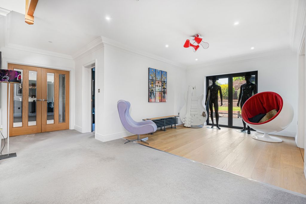 Property photo 2 of 20 Living Room